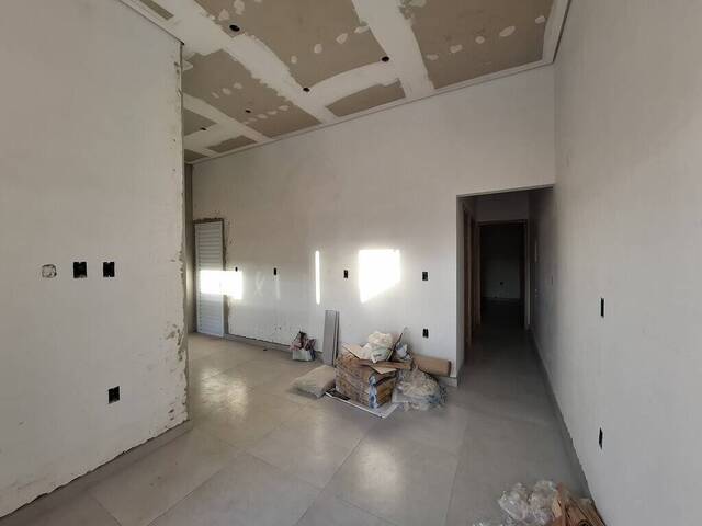 Sala de estar espaçosa com ambientes integrados na casa à ve
