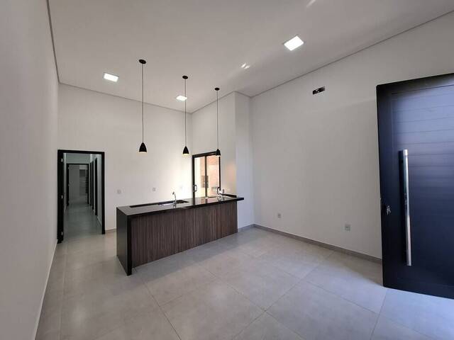 Sala de estar espaçosa com ambientes integrados na casa à ve